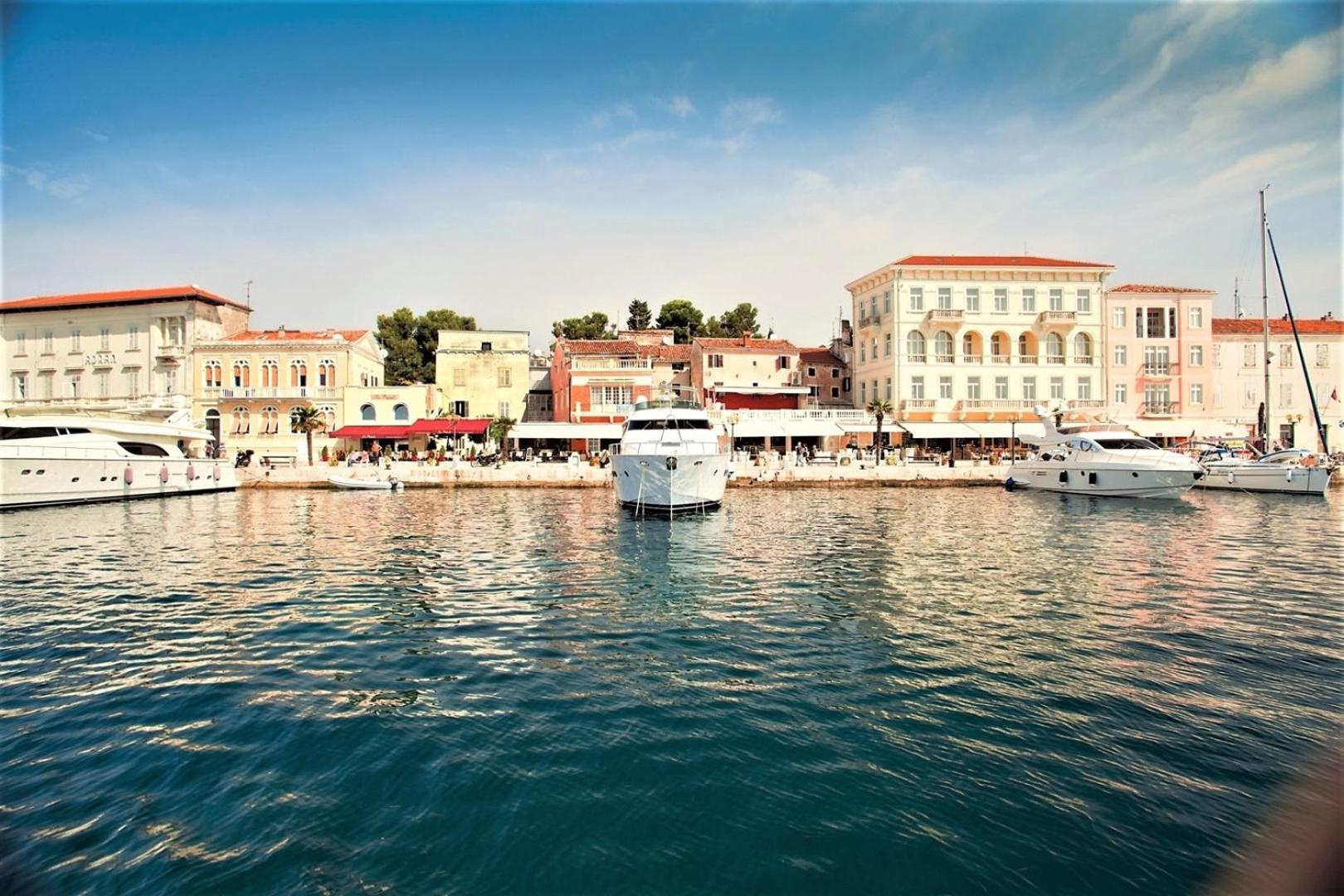 App. Fiorela Hotel Porec Exterior photo