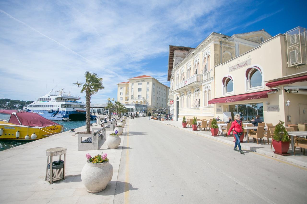 App. Fiorela Hotel Porec Exterior photo