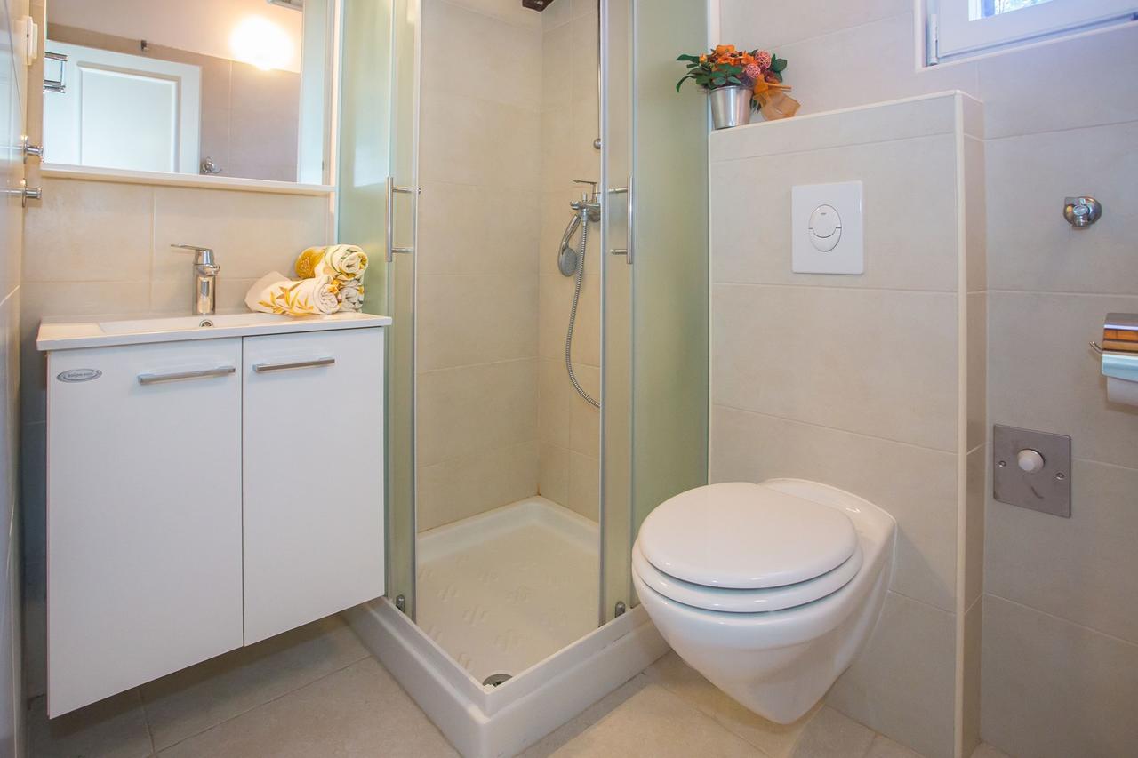 App. Fiorela Hotel Porec Exterior photo