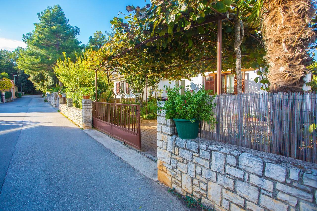 App. Fiorela Hotel Porec Exterior photo