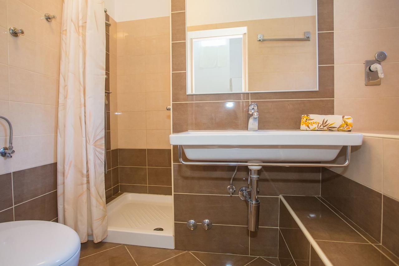 App. Fiorela Hotel Porec Exterior photo